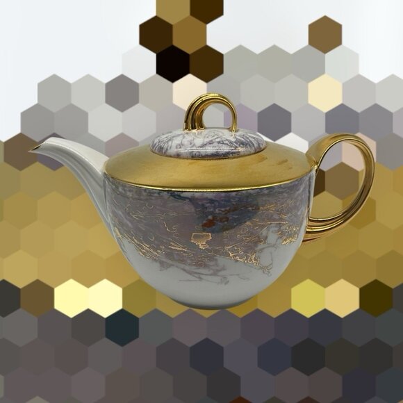 Seltmann Weldon Elegant Teapot with Gold Handle, Spout and Lid Vintage Serveware - Picture 16 of 16